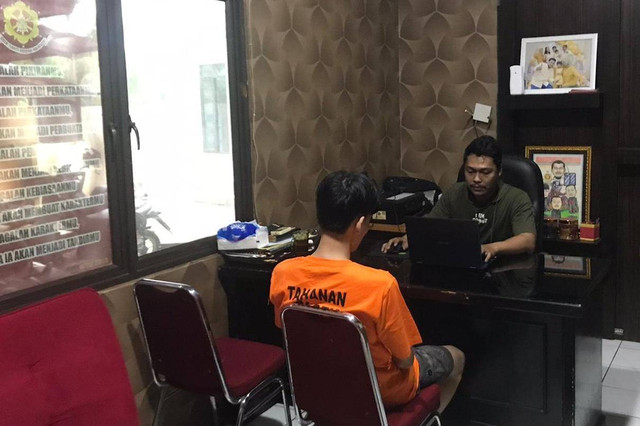 Pelaku saat diperiksa polisi. Dok: Istimewa.