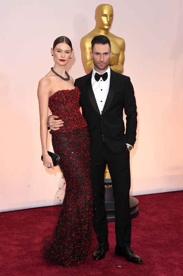 Penyanyi Adam Levine (kiri) dan model Behati Prinsloo menghadiri Penghargaan Akademi Tahunan ke-87 di Hollywood & Highland Center pada 22 Februari 2015 di Hollywood, California. Foto: Jason Merritt/Getty Images