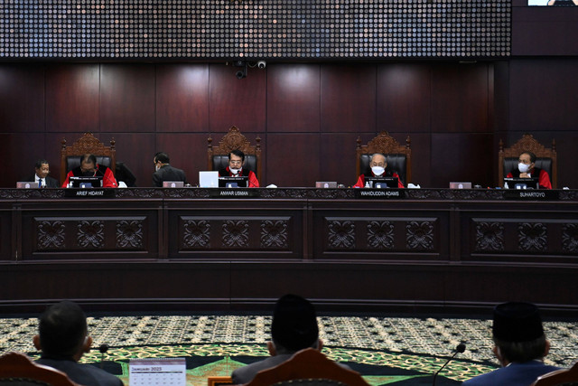 Ketua Majelis Hakim Mahkamah Konstitusi (MK) Anwar Usman (kedua kiri) memimpin jalannya sidang pengujian materiil UU Nomor 1 Tahun 1974 tentang Perkawinan dengan agenda pembacaan amar putusan di Gedung Mahkamah Konstitusi, Selasa (31/1/2023). Foto: Indrianto Eko Suwarso/Antara Foto