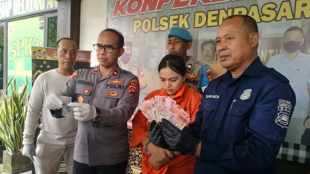 Perempuan inisial EFA (19), pencuri emas di indekos, Denpasar, Bali, saat dihadirkan dalam konferensi pers Polresta Denpasar, Selasa (31/1/2023). Foto: Dok. Polresta Denpasar