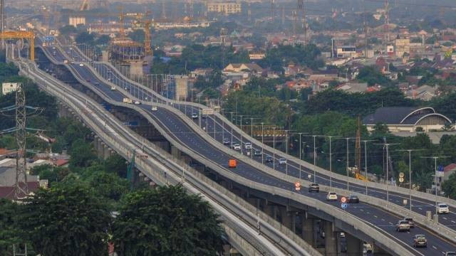 Tarif tol Cikampek Pemalang 2023. Foto: ANTARA FOTO/ Fakhri Hermansyah