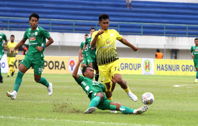 Pesepakbola Barito Putera Kahar (kanan) berebut bola dengan pesepak bola PSS Sleman Nur Diansyah (kiri) dalam lanjutan BRI Liga 1 di Stadion Demang Lehman, Kabupaten Banjar, Kalimantan Selatan, Selasa (31/1/2023). Foto: Bayu Pratama S/ANTARA FOTO