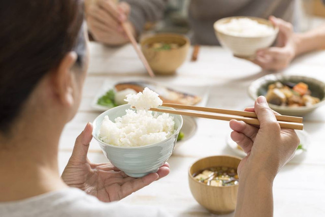 Ilustrasi menyantap nasi pulen ala restoran Jepang. Foto: Shutterstock