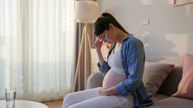 Ilustrasi perempuan hamil alami migrain atau sakit kepala. Foto: aslysun/Shutterstock