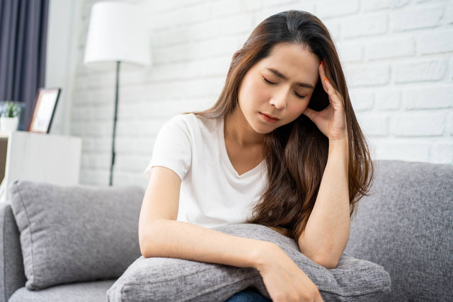 Ilustrasi perempuan alami migrain atau sakit kepala. Foto: PBXStudio/Shutterstock