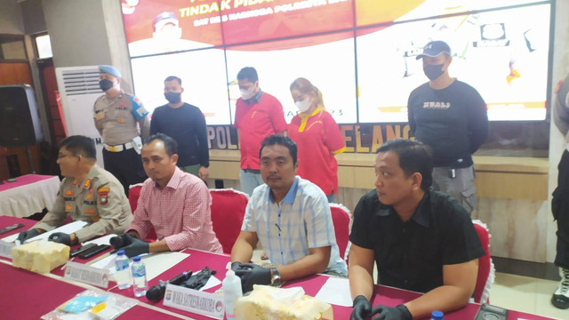 Konferensi pers penangkapan seorang amggota DPRD Batam, ADY dan teman wanitanya terkait narkoba. Foto: Zalfirega/kepripedia.com