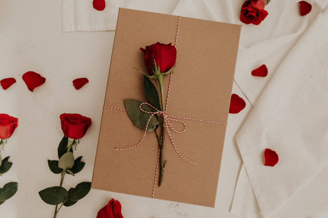 Ilustrasi Ucapan Valentine Day dalam Bahasa Inggris dan Artinya. Foto: Unsplash/Becca Tappert.
