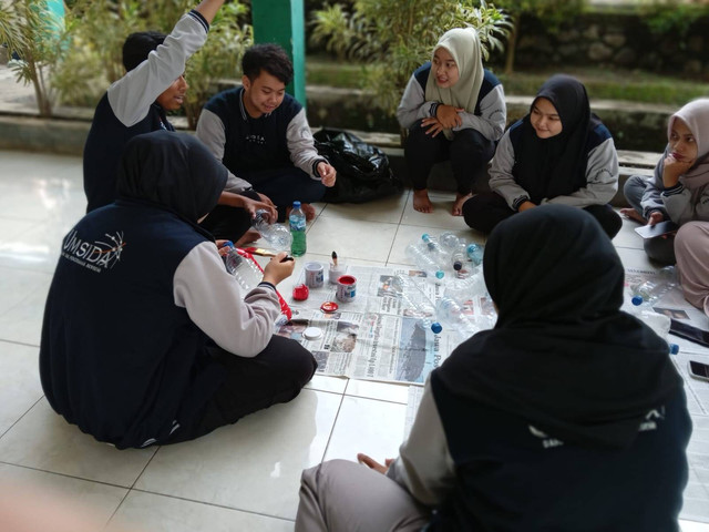 foto dokumentasi/ pengolahan limbah plastik menjadi pot tanaman hias