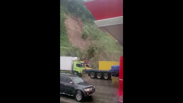 Tangkapan layar video longsor. Dok: PT Trans Marga Jateng.