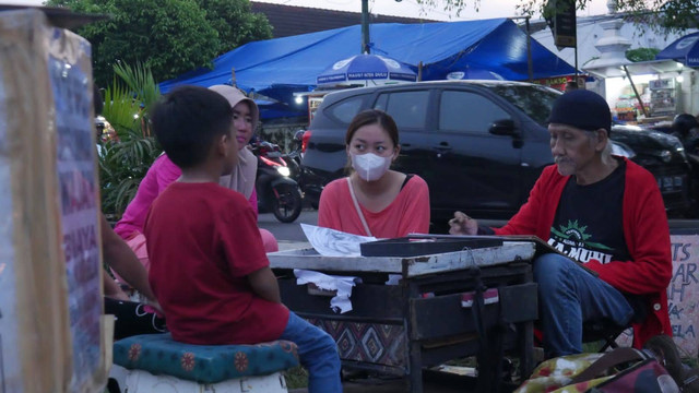 Sumber : Dokumentasi pribadi (Ki Joko Wasis sedang menggambar wajah seorang anak).