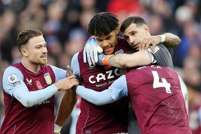 Pemain Aston Villa Matty Cash, Ezri Konsa, Tyrone Mings dan Emiliano Martinez merayakan setelah pertandingan melawan Manchester United di Villa Park, Birmingham, Inggris, Minggu (6/11/2022). Foto: Carl Recine/REUTERS