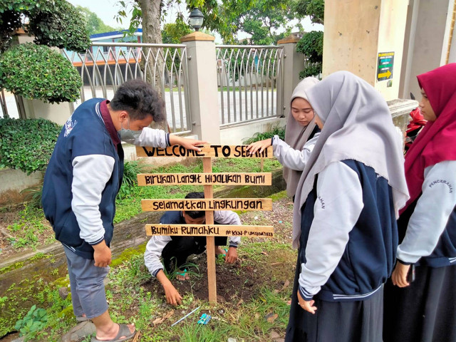 foto dokumentasi/ pemasangan plakat di sudut desa sebani