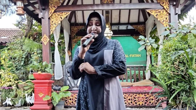 Pemimpin Ponpes Waria Al-Fatah Yogya, Shinta Ratri. Foto: Facebook Shinta Ratri
