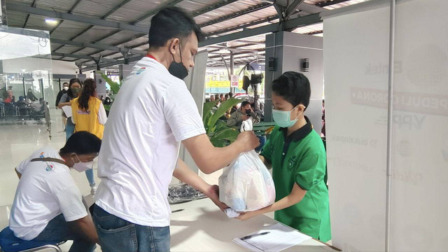 Ilustrasi pemberian bantuan sosial. Foto: Tugu Jogja 