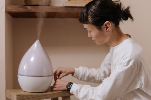 Ilustrasi penggunaan humidifier untuk mengencerkan lendir di tenggorokan. Foto: Pexels