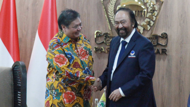 Ketua Umum Partai NasDem Surya Paloh (kanan) berjabat tangan dengan Ketua Umum Partai Golkar Airlangga Hartarto (kiri) saat bertemu di kantor DPP Partai Golkar, Jakarta, Rabu (1/2/2023). Foto: ANTARA FOTO/Reno Esnir
