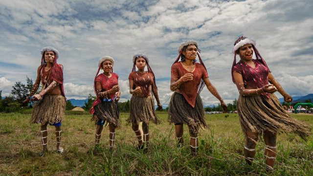 Salah satu tarian tradisional yang dibawakan oleh masyarakat setempat di Festival Budaya Lembah Baliem. Fot: Stefanus Tarsi/BumiPapua