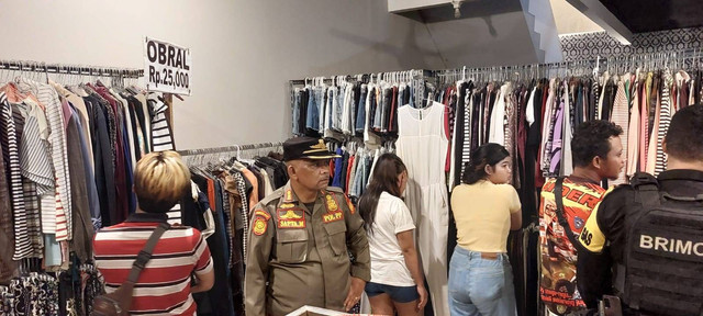 Toko baju di Kecamatan Serpong Utara, Tangerang Selatan. Dok: Satpol PP Kota Tangsel.