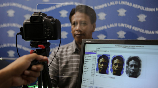 Petugas merekam data pemohon surat izin mengemudi (SIM) di Satpas SIM, Banten, Rabu (1/2/2023). Foto: ANTARA FOTO/Fauzan