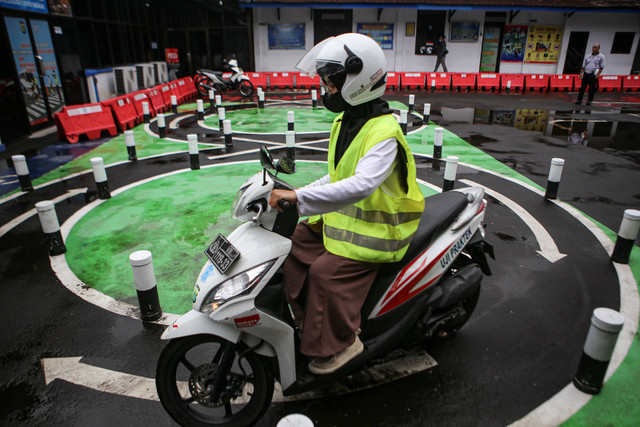 Seorang pemohon surat izin mengemudi (SIM) mengikuti tes berkendara di Satpas SIM, Banten, Rabu (1/2/2023). Foto: ANTARA FOTO/Fauzan