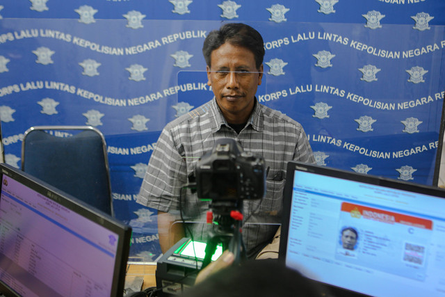 Petugas merekam data pemohon surat izin mengemudi (SIM) di Satpas SIM, Banten, Rabu (1/2/2023). Foto: ANTARA FOTO/Fauzan