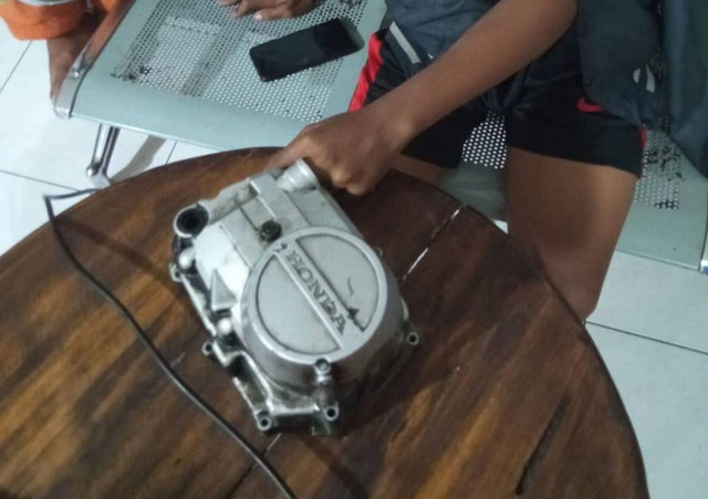 Jari Mukhlis saat nyangkut di mesin motor (Foto: BPBD Kota Surabaya for jatimnow.com)