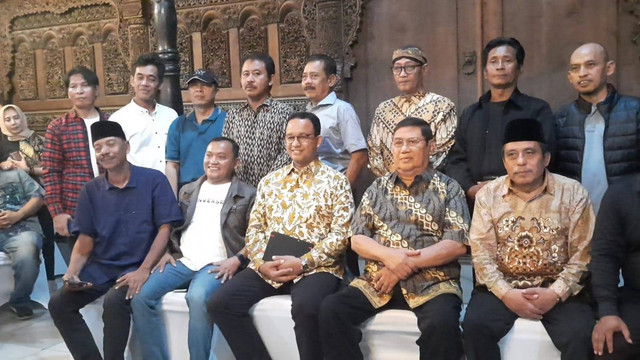 Anies Baswedan saat menemui puluhan pedalang di Pendopo Anom Suroto, Kelurahan Makamhaji, Kecamatan Kartasura, Kabupaten Sukoharjo, Jawa Tengah, Rabu (1/2). Foto: Dok. Istimewa