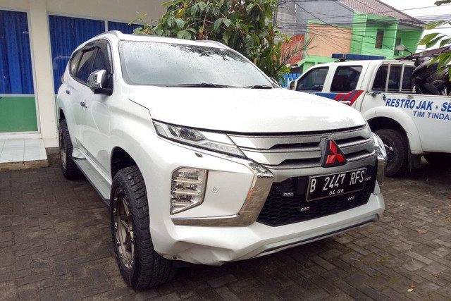 Mobil Mitsubishi Pajero yang dikemudikan AKBP (Purn) Eko Setia Budi Wahono saat terlibat kecelakaan dengan Muhammad Hasya Atallah di Jalan Srengseng Sawah, Jagakarsa, Jakarta Selatan.  Foto: Ananta Erlangga/kumparan