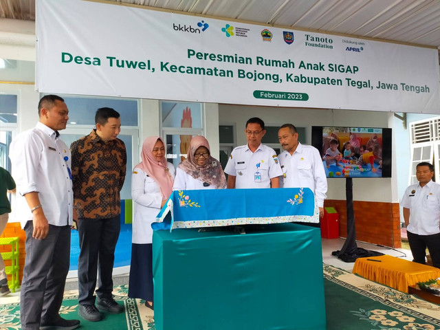 Bupati Tegal, Ibu Dra. Hj. Umi Azizah meresmikan Rumah Anak SIGAP di Desa Tuwel Kecamatan Bojong Kabupaten Tegal Jawa Tengah dengan menandatangani prasasti peresmian, Rabu, (1/2).