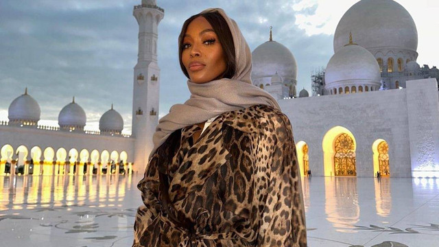 Gaya Naomi Campbell Pakai Hijab, Anggun dan Menawan. Foto: Instagram/@naomi