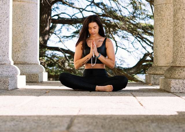 Gerakan hatha yoga. Foto: Pexels