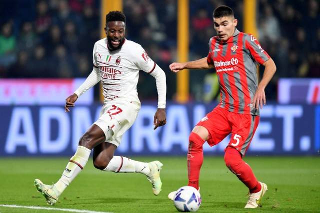 Pemain AC Milan Divock Origi berebut bola dengan pemain Cremonese pada pertandingan lanjutan Liga Italia di Stadio Giovanni Zini, Cremona, Italia. Foto: Daniele Mascolo/REUTERS