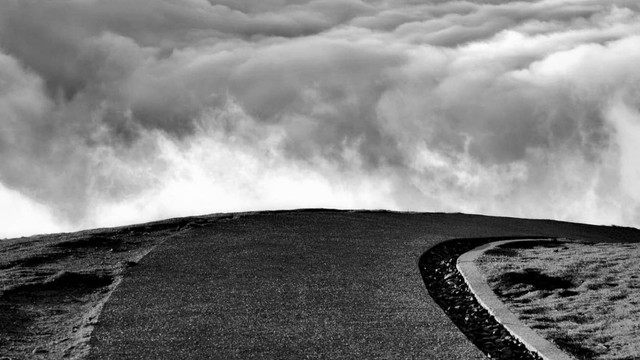 Ilustrasi cerita horor perjalanan mencekam di jalur angker Padang-Solok. Foto: Pixabay