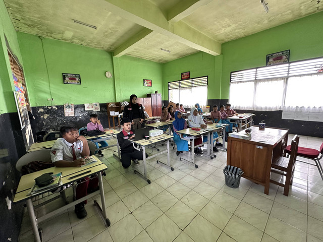 Foto kegiatan penayangan film edukasi di SDN Torongrejo 02. Sumber gambar dokumen pribadi
