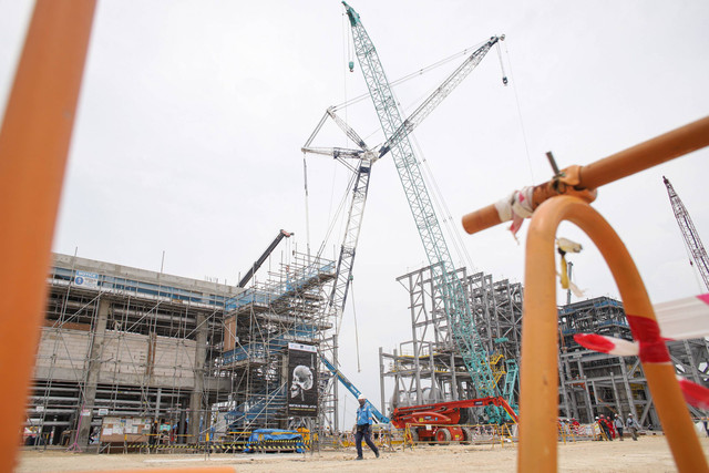 Sejumlah pekerja menyelesaikan pembangunan proyek Smelter Freeport di kawasan Java Integrated and Industrial Port Estate (JIIPE), Gresik, Jawa Timur, Kamis (2/2/2023).  Foto: Rizal Hanafi/ANTARA FOTO