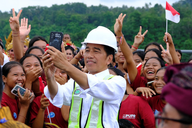Presiden Jokowi (tengah) menyampaikan paparan saat peresmian Bendungan Tamblang di Desa Sawan, Buleleng, Bali, Kamis (2/2/2023). Foto: Nyoman Hendra Wibowo/ANTARA FOTO
