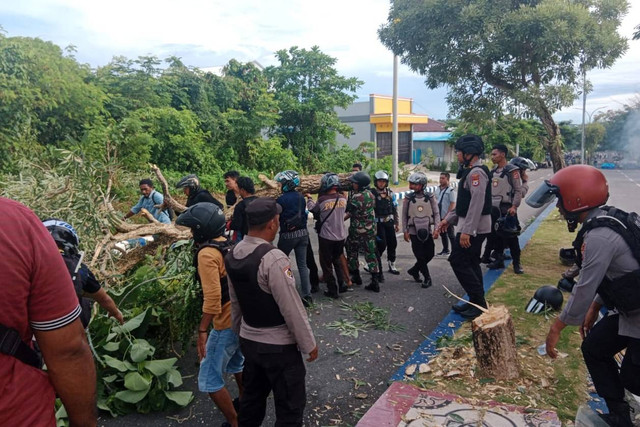 Bentrokan antar kelompok warga di Kota Tual pecah lagi Kamis (2/2) pagi di ruas jalan depan kantor Walikota Tual. Foto: Dok. Istimewa