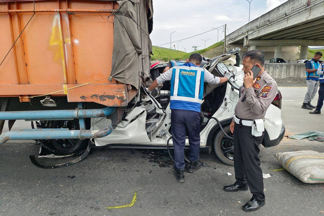 Kondisi mobil CR-V hancur setelah menabrak truk Tronton di Tol Tebing Tinggi. Foto: Polresta Deli Serdang