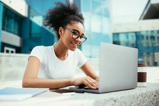 Ilustrasi menggunakan laptop murah spek tinggi. Foto: Unsplash.com