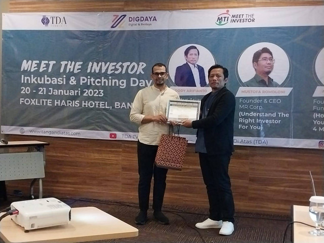 Presiden TDA 7.0,Ibrahim M Bafaqih, bersama salah seorang pembicara pada acara Meet The Investor. dok