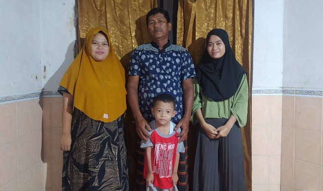 Tukang Becak Menambal Jalan di Lamongan, Kesepian Sejak Istri Meninggal Dunia