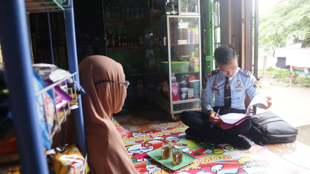PK Bapas Muratara Lakukan Kunjungan Rumah ke Kediaman Keluarga Klien (Sumber: Tim Humas Bapas Muratara)