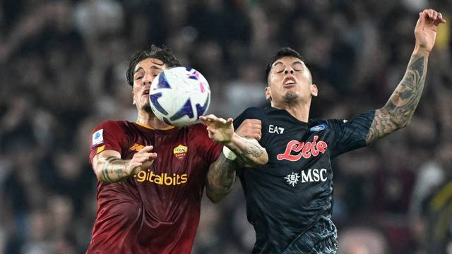 Pemain AS Roma Nicolo Zaniolo beraksi dengan pemain Napoli Mathias Olivera di Stadio Olimpico, Roma, Italia, Minggu (23/10/2022). Foto: Alberto Lingria/REUTERS