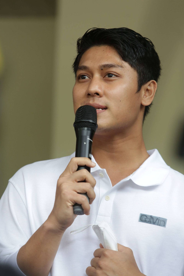 Rizky Billar saat memberikan keterangan pers terkait kasus pengancaman oleh haters di Polda Metro Jaya, Jakarta, Jumat (3/2/2023).
Foto: Agus Apriyanto