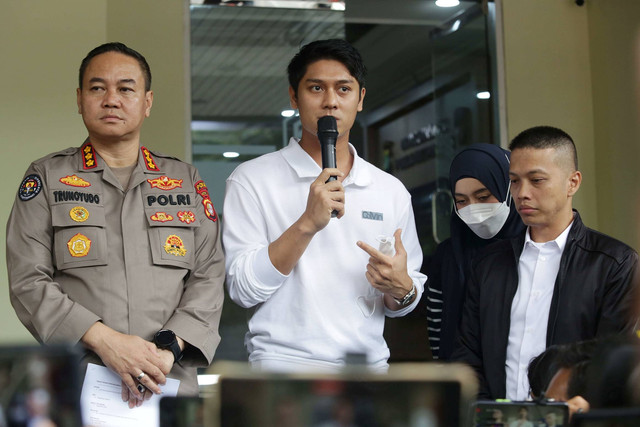 Rizky Billar saat memberikan keterangan pers terkait kasus pengancaman oleh haters di Polda Metro Jaya, Jakarta, Jumat (3/2/2023).
Foto: Agus Apriyanto