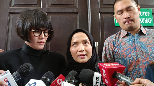 Istri Arif Rachman, Nadia Arif Rachman (tengah) di Pengadilan Negeri Jakarta Selatan, Jumat (3/2/2023). Foto: Hedi/kumparan