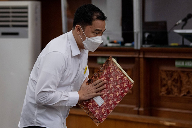 Terdakwa kasus "Obstruction of Justice" kasus pembunuhan Brigadir Yosua Hutabarat, Arif Rachman Arifin tiba untuk menjalani sidang lanjutan di Pengadilan Negeri Jakarta Selatan, Jakarta, Jumat (3/2/2023). Foto: Sigid Kurniawan/ANTARA FOTO