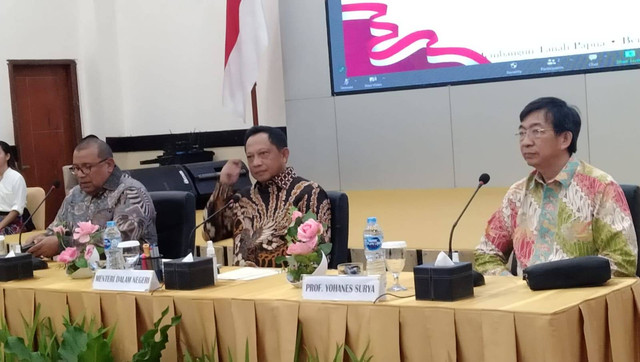 Menteri Dalam Negeri Muhammad Tito Karnavian memimpin Rapat Koordinasi Kepala Daerah se-Tanah Papua, yang berlangsung di Kota Sorong, Provinsi Papua Barat Daya, Jumat (3/2), foto: Yanti/BalleoNEWS