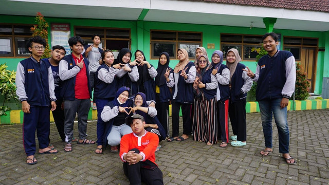 Mahasiswa Kelompok 15 KKN-P UMSIDA Mengadakan Kerja Bakti di SDN Sukolelo 1, Dokumentasi Kelompok 15 Tim KKN-P Umsida