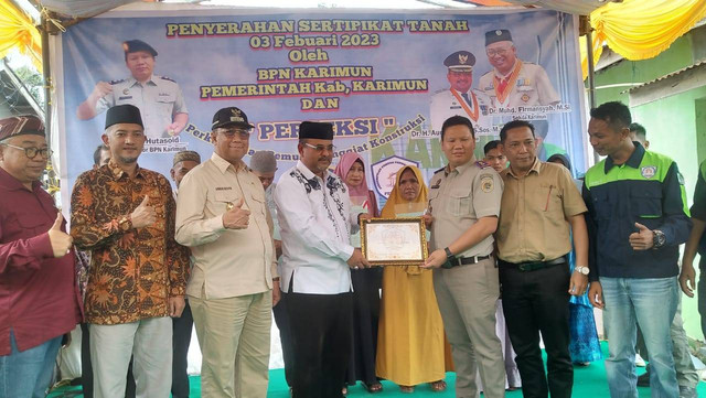 Penyerahan sertifikat lahan kepada warga di kelurahan Sungai Lakam Barat, Karimun. Foto: Khairul S/kepripedia.com